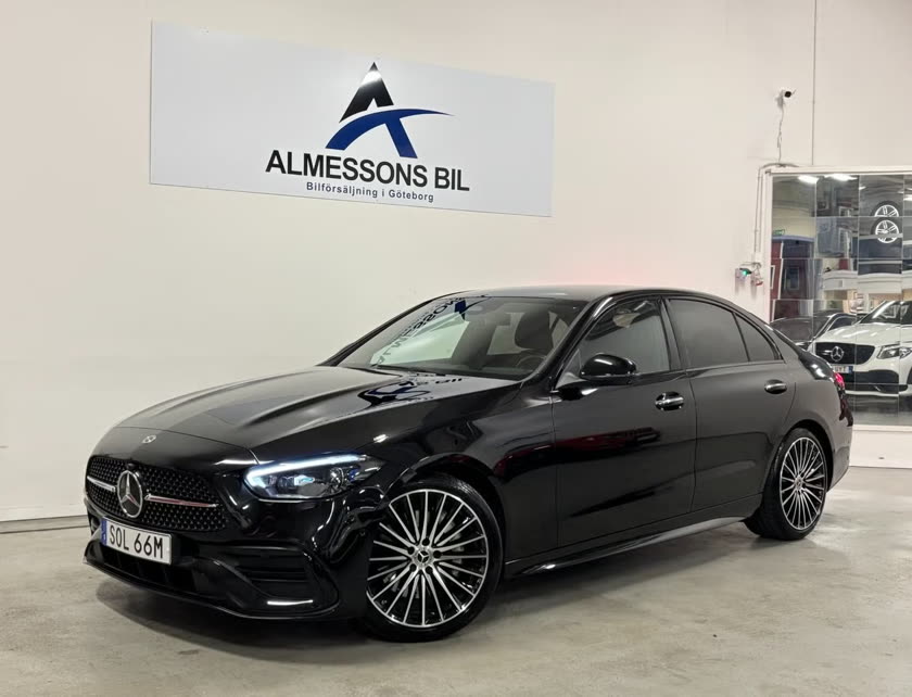 Svart Mercedes-Benz sedan fotograferad i Almessons Bils lokal i Mölndal, tidigare såld.