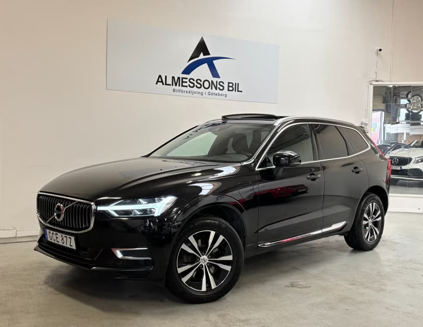 Svart Volvo SUV fotograferad snett framifrån, tidigare såld av Almessons Bil i Mölndal.